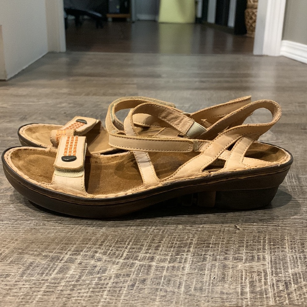 Naot Sandals Leather Tan the Scandinavian collection lightweight 1.25”sole Sz 38